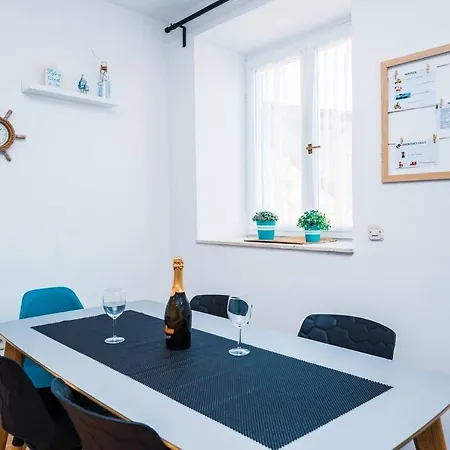 Immaculate 3-bed In Apartment
