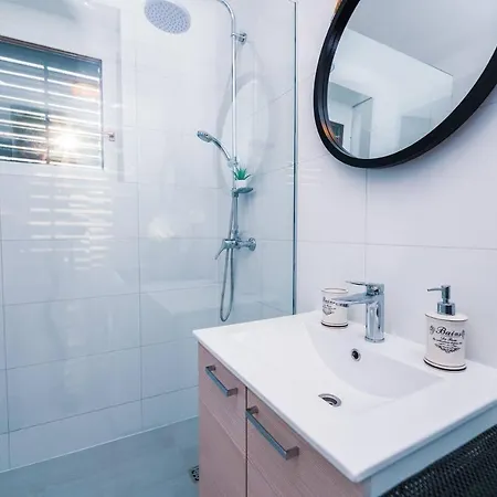 Apartment Immaculate 3-bed In *
