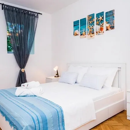 Immaculate 3-bed In Apartment *