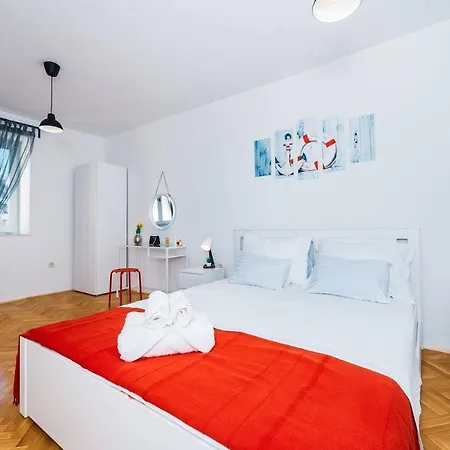 Immaculate 3-bed In Apartment