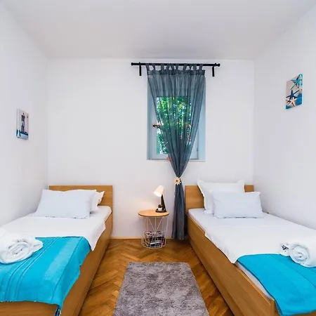 Immaculate 3-bed In Apartment *