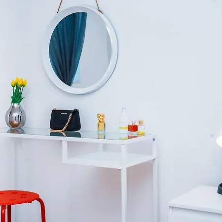 Immaculate 3-bed In Apartment