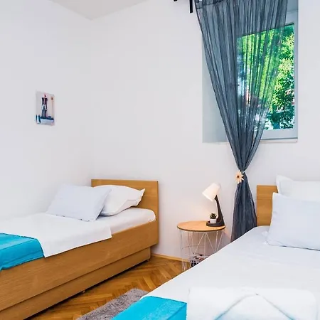 Immaculate 3-bed In Apartment